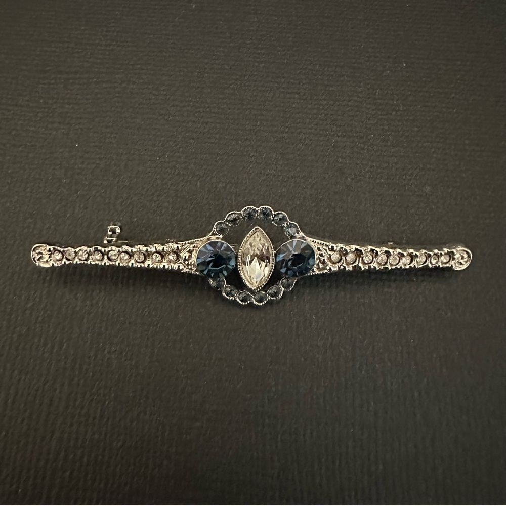 3/$24 💚Elegant Silver and Blue Brooch Bar Pin Vintage
